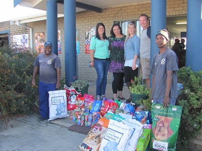 'n Bakkie kos vir DBV se vierpotige kinders
